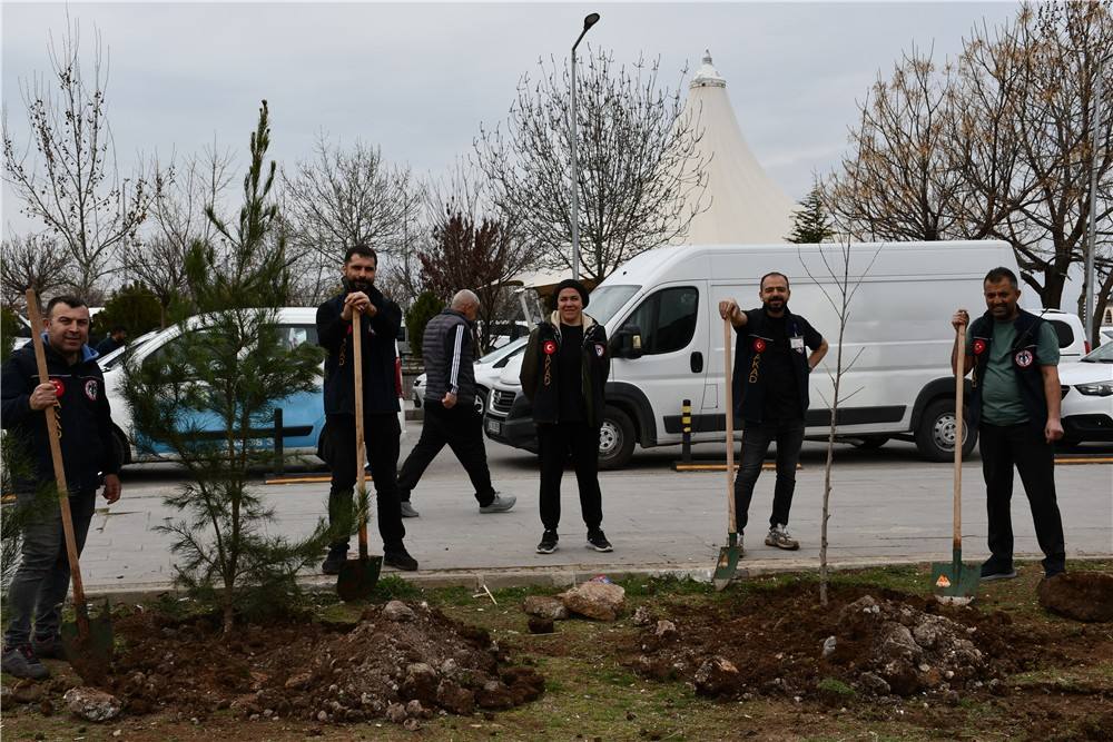 Gazi Yaşargil E.A. Hastanesinin Etrafına Sayın Vali Yardımcımız Fatih Ayaz ile Orman İşletme Müdürlüğüyle Hastane Başhekim ile Fidan Ektik