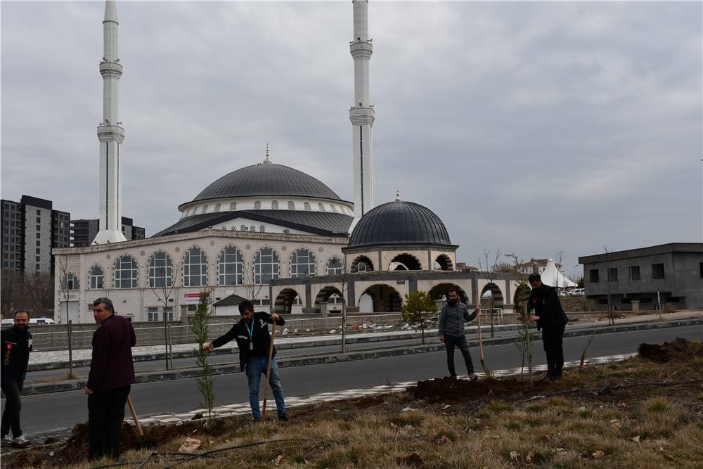 Gazi Yaşargil E.A. Hastanesinin Etrafına Sayın Vali Yardımcımız Fatih Ayaz ile Orman İşletme Müdürlüğüyle Hastane Başhekim ile Fidan Ektik