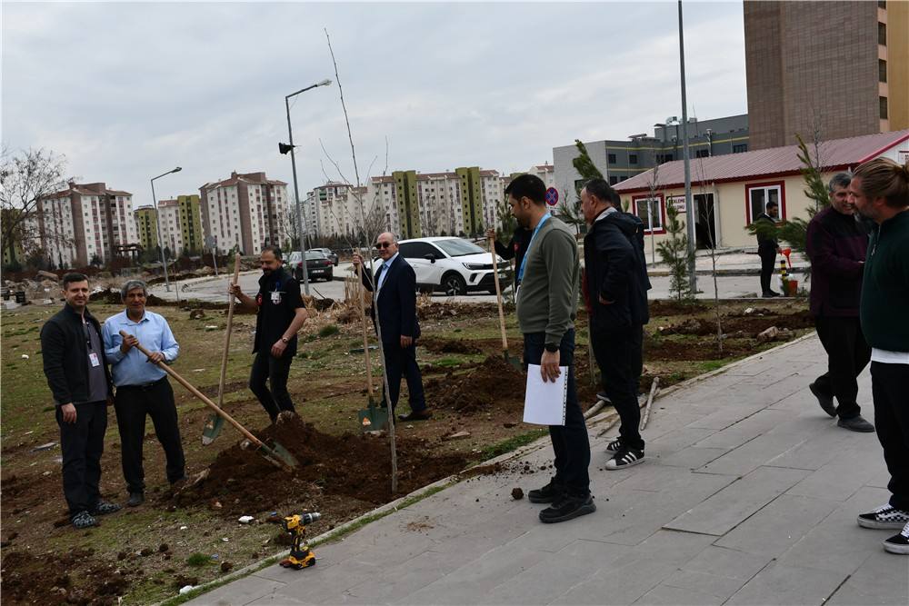 Gazi Yaşargil E.A. Hastanesinin Etrafına Sayın Vali Yardımcımız Fatih Ayaz ile Orman İşletme Müdürlüğüyle Hastane Başhekim ile Fidan Ektik