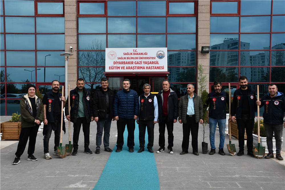 Gazi Yaşargil E.A. Hastanesinin Etrafına Sayın Vali Yardımcımız Fatih Ayaz ile Orman İşletme Müdürlüğüyle Hastane Başhekim ile Fidan Ektik