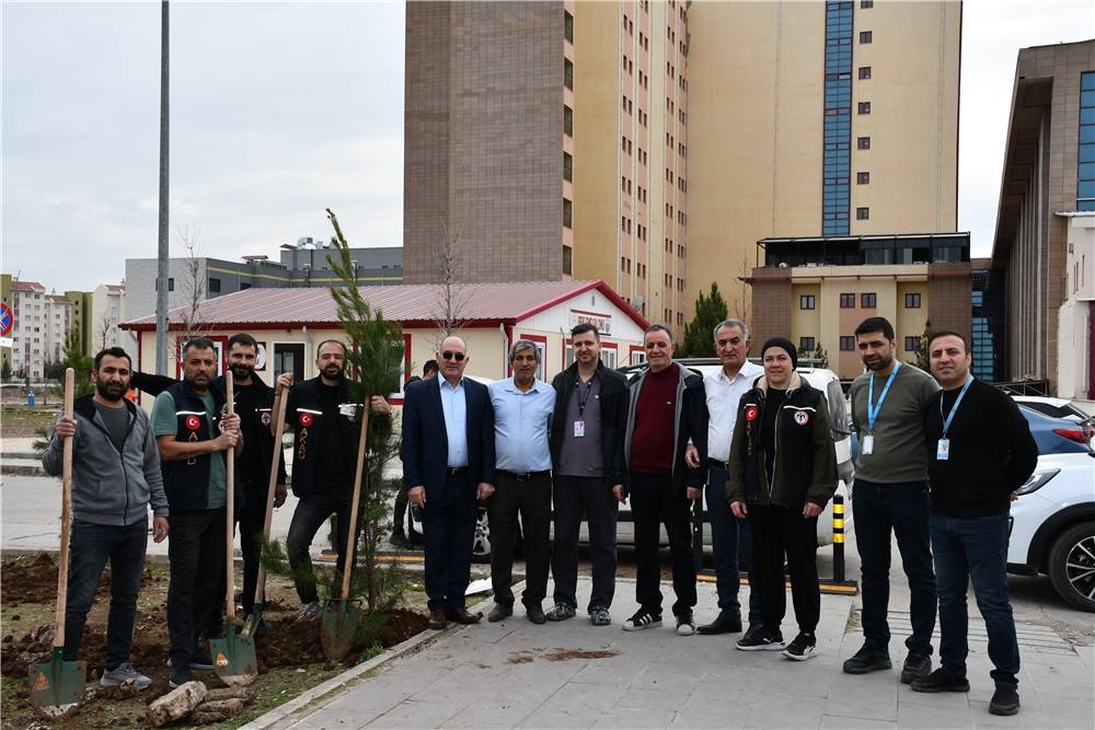 Gazi Yaşargil E.A. Hastanesinin Etrafına Sayın Vali Yardımcımız Fatih Ayaz ile Orman İşletme Müdürlüğüyle Hastane Başhekim ile Fidan Ektik