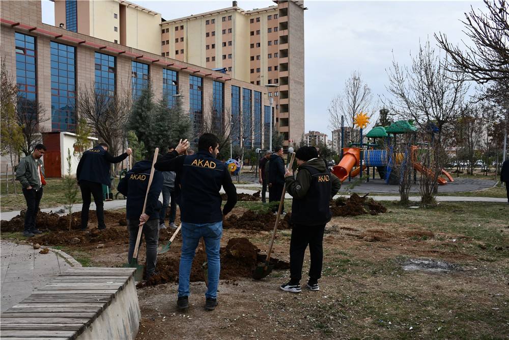 Gazi Yaşargil E.A. Hastanesinin Etrafına Sayın Vali Yardımcımız Fatih Ayaz ile Orman İşletme Müdürlüğüyle Hastane Başhekim ile Fidan Ektik
