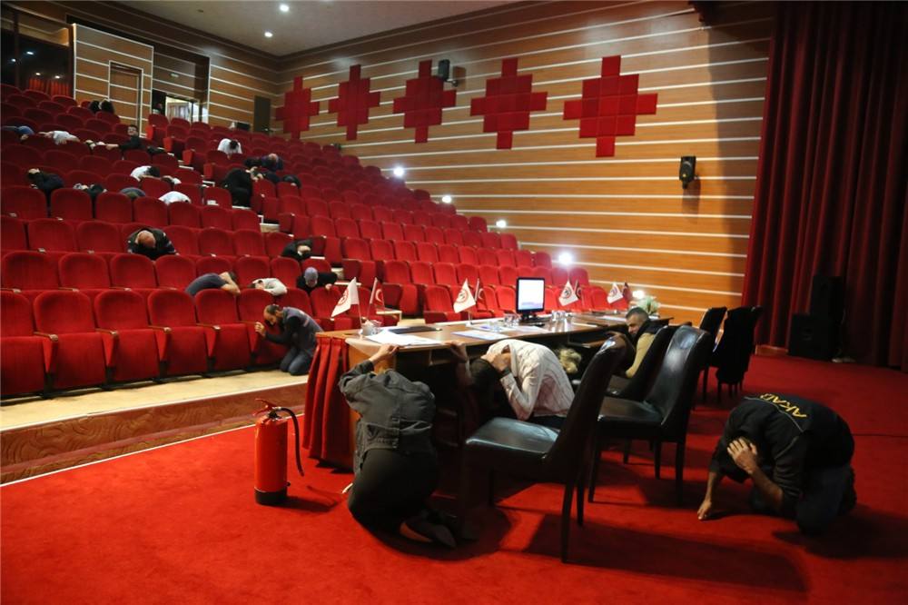 SBU Gazi Yaşargil AEH Çalışanlarına AFET Farkındalık Eğitimi Ve Çök Kapan Tutun Tahliye Tatbikatı Yapıldı