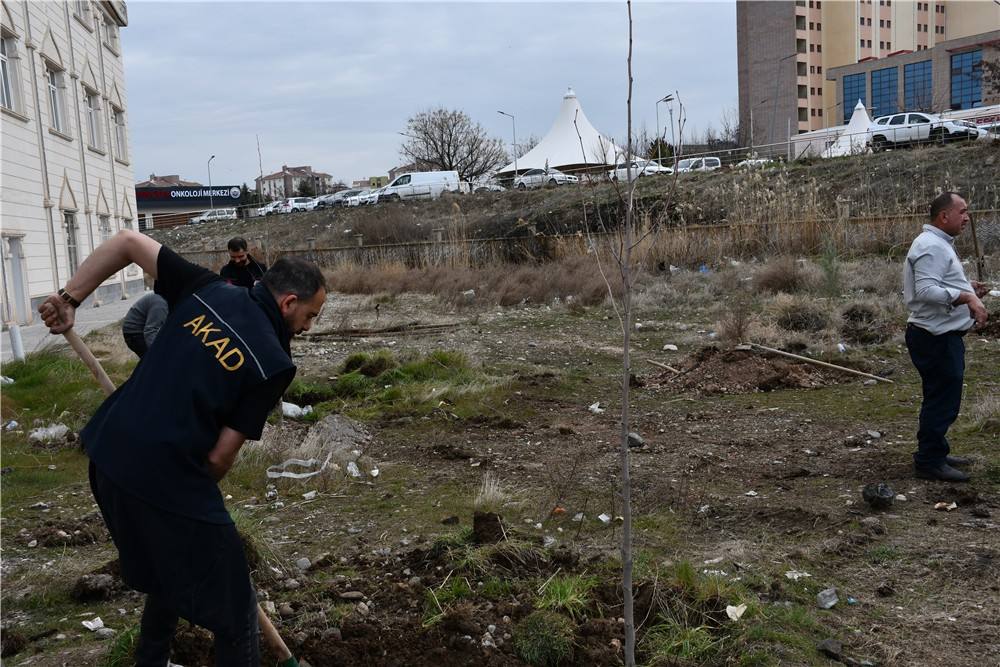 Gazi Yaşargil E.A. Hastanesinin Etrafına Sayın Vali Yardımcımız Fatih Ayaz ile Orman İşletme Müdürlüğüyle Hastane Başhekim ile Fidan Ektik